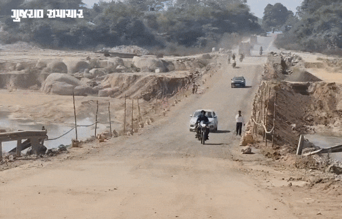 VIDEO | પાવીજેતપુર: અગાઉ 6 કરોડના ડાયવર્ઝન ધોવાયા છતાં તંત્ર ન સુધર્યું! ભારજ નદી પર ફરી 'વેઠ' ઉતારાઈ, વાંસના ભરોસે રાહદારીઓ