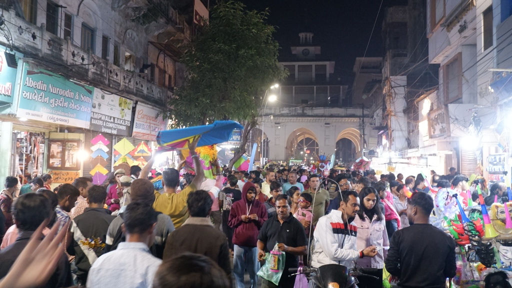 ઉત્તરાયણની પૂર્વ સંધ્યાએ બજારોમાં પતંગ-દોરાની મધરાત સુધી ધૂમ ખરીદી