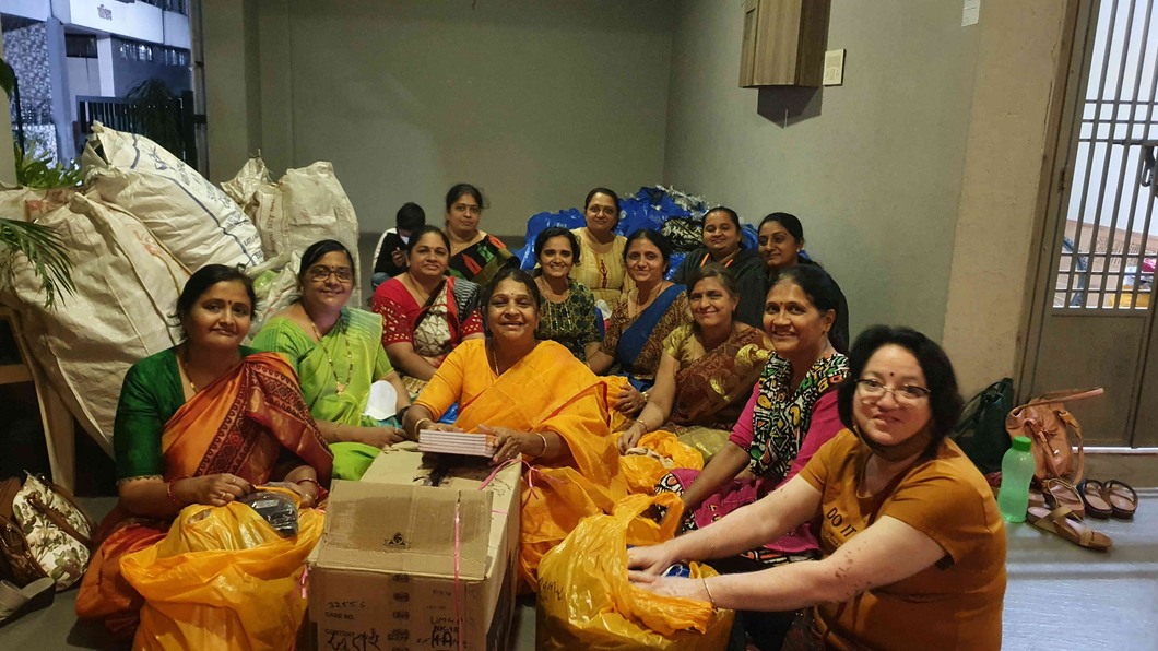 મહિલાઓનું ગ્રુપ લગ્નના ગીતો ગાઈને થતી આવક ગરીબોના ઘરનું રાશન ભરવા કરે છે
