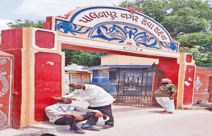 રહેણાંક વિસ્તારમાં કોમર્શિયલ બાંધકામ વિરૃધ્ધ પ્રોફેસરે પાલિકામાં મુંડન કરાવ્યું