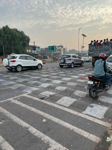 સચીન જીઆઇડીસી આવતાં-જતાં ગભેણી ચોકડી પાસે સવાર-સાંજ ભારે ચક્કા જામ થાય છે