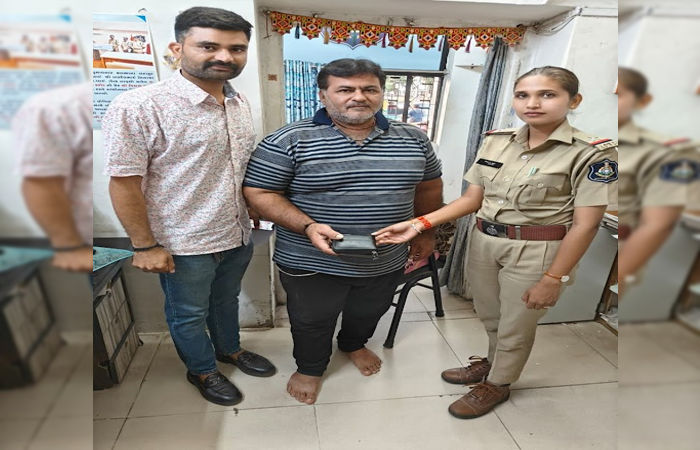 જામનગર પોલીસ કર્મચારીની પ્રમાણિકતા : ચાંદીના સિક્કા અને રોકડ સાથેનું પાકીટ તેના મૂળ માલિકને શોધીને પરત સોપ્યું