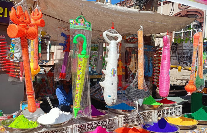 આ વખતે ધુળેટી પૂર્વે ત્રિશુલ, ફરસી, ગદા આકારની પિચકારીનું આગમન