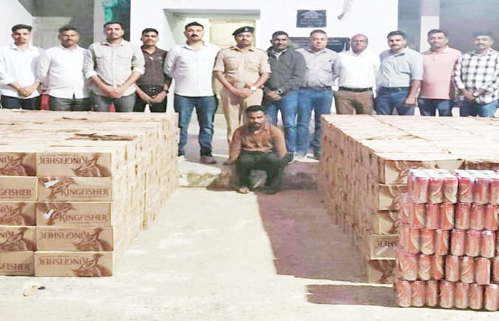 બાલાસિનોરમાંથી ખાતરની આડમાં ટ્રકમાં લઇ જવાતો 45.40 લાખનો દારૂ ઝડપાયો