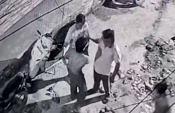 બોલિવૂડ એક્ટ્રેસના ભાઈની હત્યાના CCTV આવ્યા સામે, પાર્કિંગને લઈને થઈ હતી બબાલ