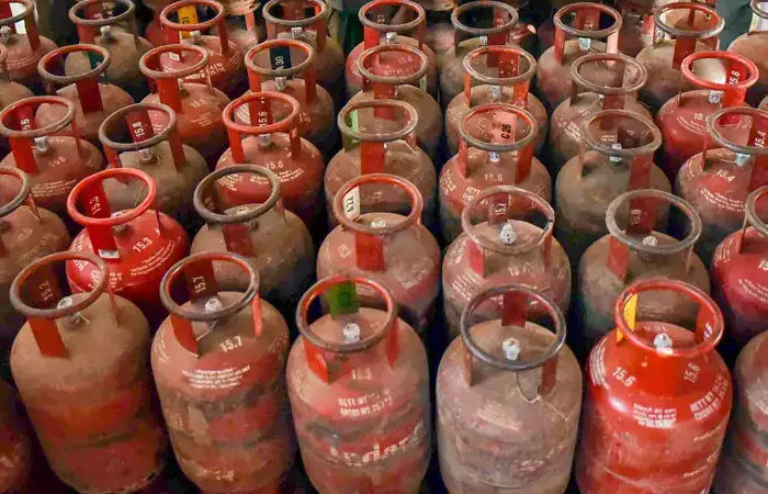ડબલ LPG સિલિન્ડર ધરાવતા ગ્રાહકોના નવા બુકિંગ માટે 35 દિવસનું વેઈટિંગની વાત ખોટી, મંત્રાલયે કરી સ્પષ્ટતા