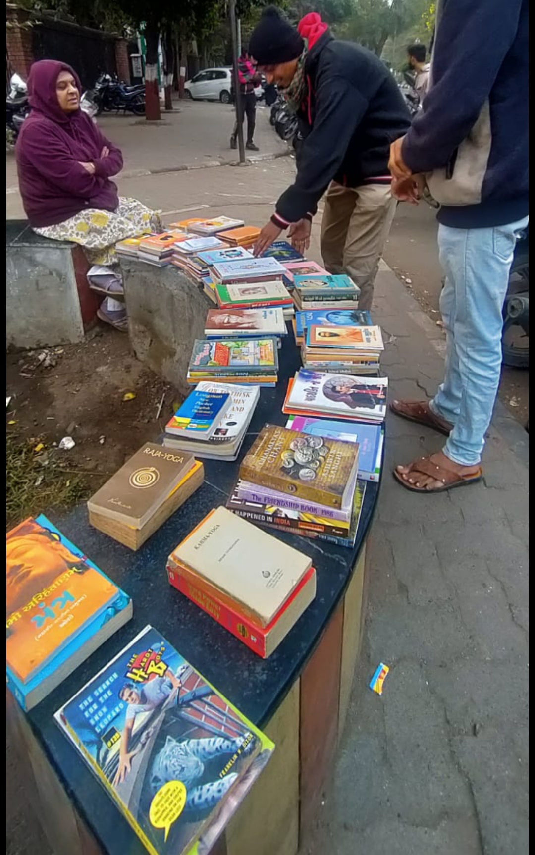 નવી પેઢીને વાંચન તરફ વાળવા  વડોદરાની મહિલા દ્વારા ચલાવાતી 'પુસ્તક પરબ'