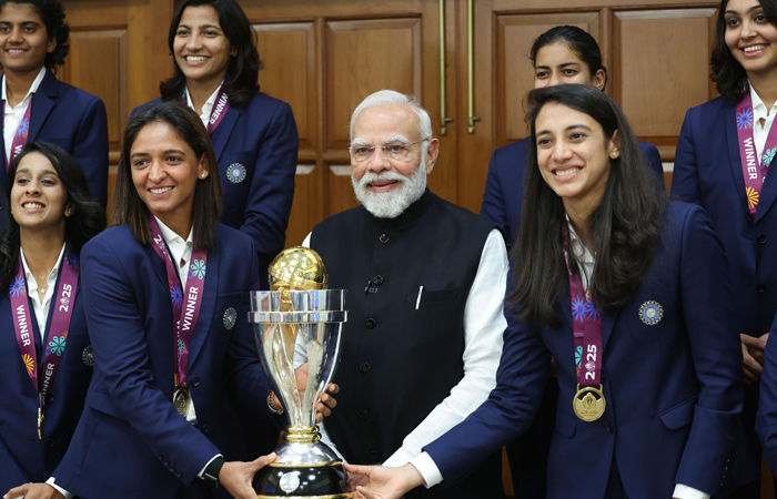 ચેમ્પિયન મહિલા ટીમને મળ્યા PM મોદી, વર્લ્ડ કપ ટ્રોફી સાથેની તસવીરો આવી સામે