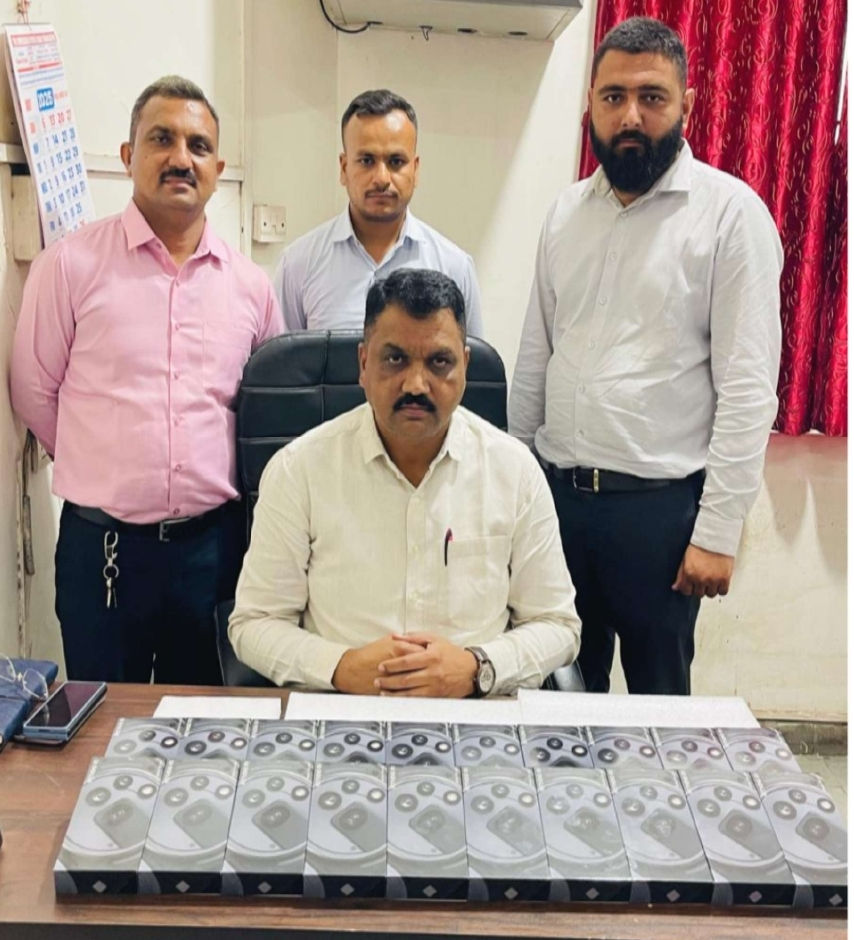 રીક્ષામાંથી ગુમ થયેલુ ૨૦ મોબાઇલ ફોનનું પાર્સલ પોલીસે શોધી આપ્યું