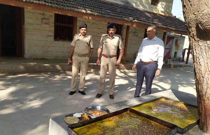જામનગરની જિલ્લા જેલમાં દિવાળીના તહેવારને અનુલક્ષીને ભોજનમાં મીઠાઈ પિરસાઈ