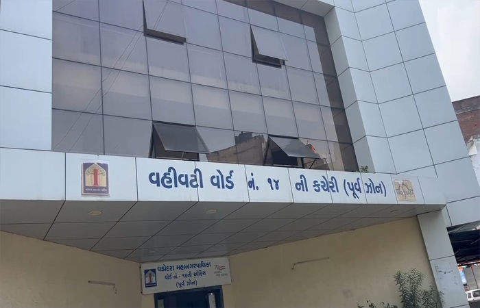 વડોદરાના ચાંપાનેર દરવાજા પાસે ગટર ઉભરાવાની સમસ્યાથી રહીશો પરેશાન