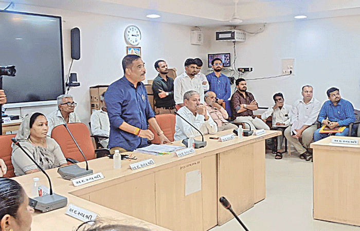 જિ.પ.ની  સભા તોફાની ઃ તાલુકામાં કલાર્ક પણ નાણાં લીધા વિના કાગળમાં સહી ન કરતાં હોવાનો વિપક્ષનો આક્ષેપ