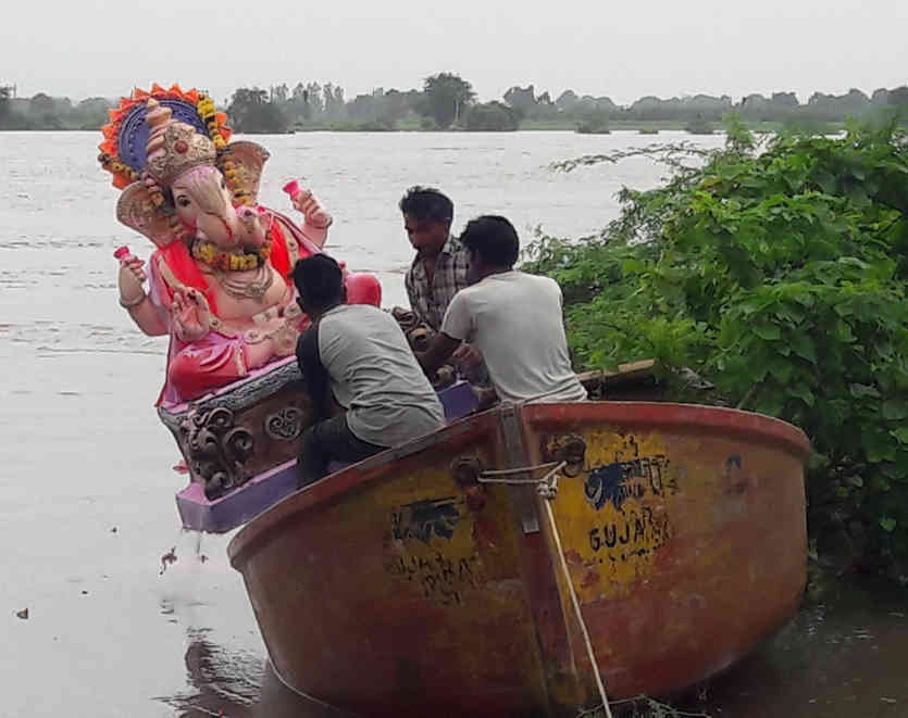 ઝઘડિયામાં મઢી આશ્રમ પાસે નર્મદાના પૂરના પાણી ફરી વળતા ગણેશ વિસર્જનમાં પરેશાની