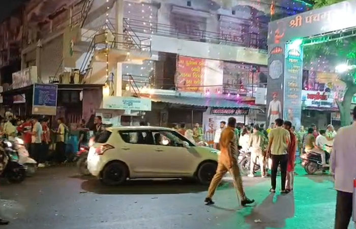 VIDEO: નવા નરોડામાં ગણેશ પંડાલમાં દીવાલ ધસી પડતા ત્રણ દબાયા, તાત્કાલિક હોસ્પિટલ ખસેડાયા