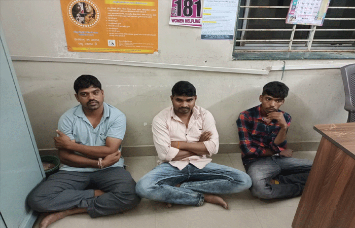 અમદાવાદ: SMCએ છોટાઉદેપુરના રંગપુર નાકા પાસેથી કુખ્યાત બુટલેગર હાતીમનો દારૂનો જથ્થો ઝડપાયો