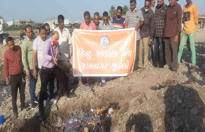 જામનગરમાં હિંદુ જાગરણ મંચ દ્વારા દેવી-દેવતાના પોસ્ટર સાથેના ફટાકડા નહીં ફોડવા કરાયેલી અપીલ પછી આવા ફટાકડા એકત્ર કરી લેવાયા