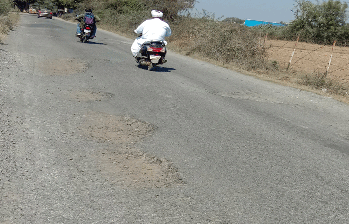 રામોસણાથી પાલોદર તરફનો ૩ કિમી માર્ગ બિસ્માર : દર મીટરે ખાડાઓની ભરમાર