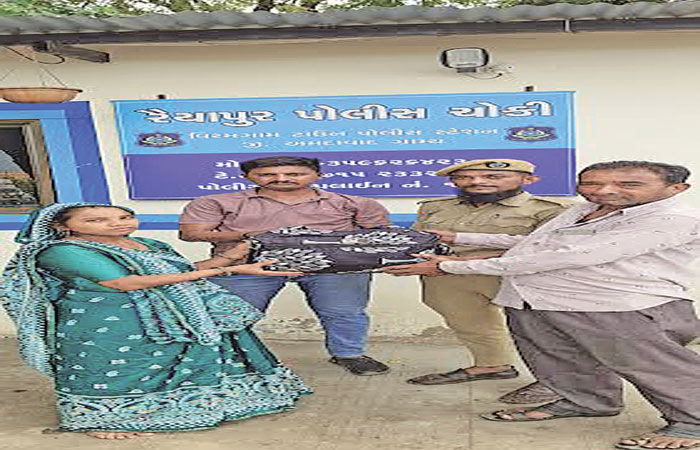 વિરમગામના રિક્ષા ચાલકે સોનાના દાગીના, રોકડ ભરેલો થેલો પરત કર્યો