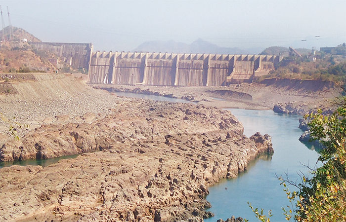 Dams in Gujarat that are over 100 years old, which one is the oldest?