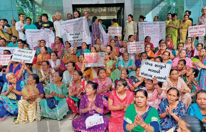 Over 400 devotees reach Nadiad collectorate to protest against Vadtal Swaminarayan saints