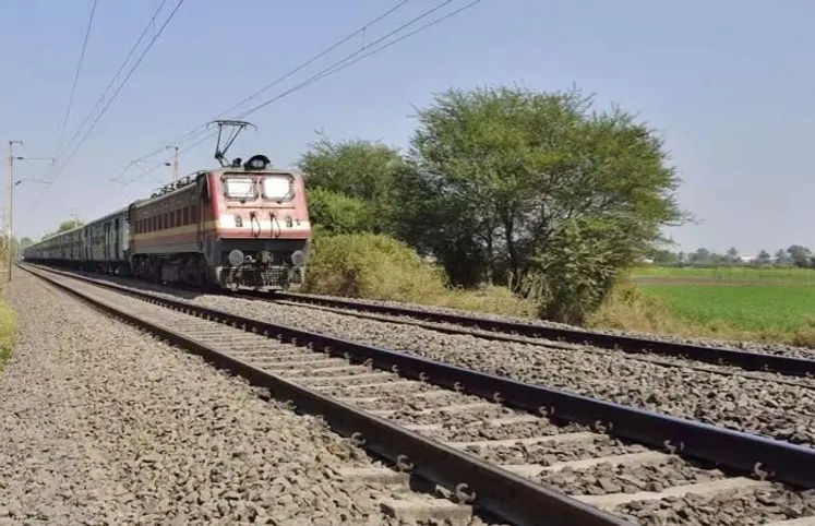 રેલવે ટ્રેક પર બેસી પબજી રમતાં 3 મિત્રો ટ્રેન નીચે કપાયા, બિહારના બેતિયા ગામમાં સન્નાટો