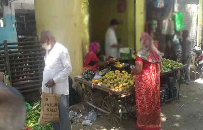અંજારમાં તંત્રએ માર્કેટને તાળા મરાવ્યા તો રસ્તા પર જ શાકભાજી વેચાવા માંડયું!