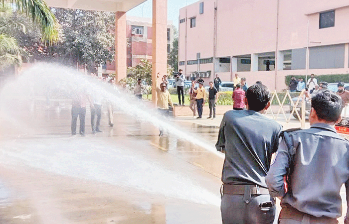 બજેટનો વિરોધ કરવા પહોંચેલા કોંગ્રેસના કાર્યકરો ઉપર પાણીનો મારો ચલાવાયો