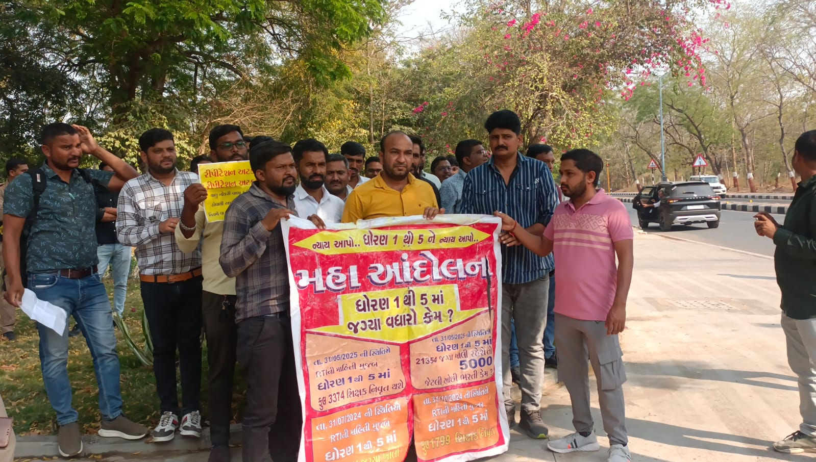 Six police inspectors, LCB, police fleet detain 15 protesting TET-TAT candidates