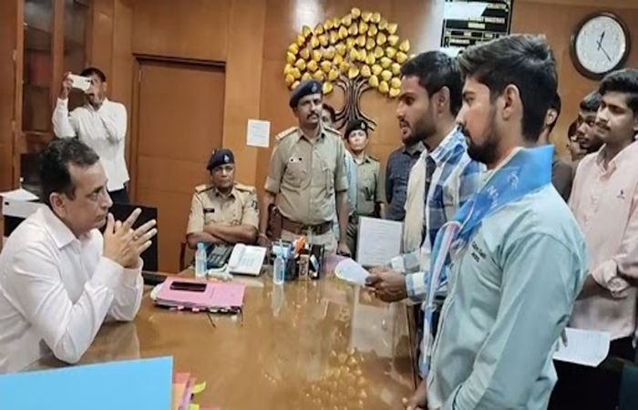 NEET પેપર લીક મુદ્દે NSUIનો વડોદરા કલેક્ટર કચેરીએ ઉગ્ર વિરોધ, આવેદનપત્ર પાઠવ્યું