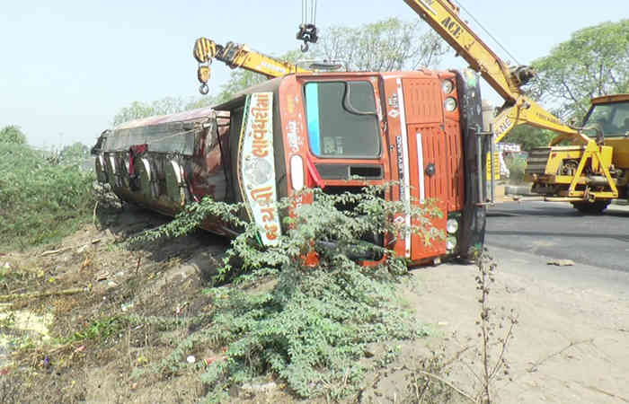 ભરૂચ: જૂના સરદાર બ્રિજ પાસે તેલ ભરેલું ટેન્કર પલટી માર્યુ
