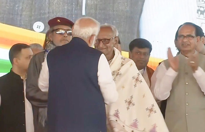 માખણલાલ સરકાર કોણ છે? PM મોદીએ જાહેર મંચ પર શુભેન્દુના શપથ સમારોહમાં એમના ચરણસ્પર્શ કર્યા