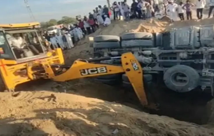 Dumper truck overturns, falls on labourers in Banaskantha, kills four
