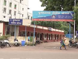 અમદાવાદ: કૃષ્ણનગરમાં પ્રેમલગ્ન કરી પરત ફરેલી દીકરી અને જમાઈ પર પરિવારનો હુમલો, પોલીસ સ્ટેશનમાં મચાવ્યો હોબાળો