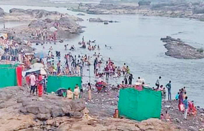 ગળતી, મહી નદીના સંગમ સ્થાનમાં હજારો લોકોએ શ્રદ્ધાની ડૂબકી લગાવી