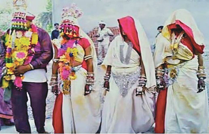 તીન ફૂલ એક માલી                                               .