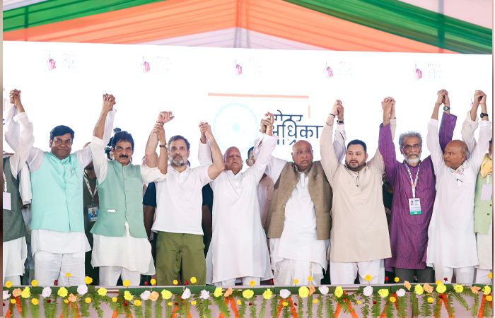 'વોટ ચોરી' મુદ્દે વિપક્ષ સંસદમાં મહાભિયોગનો પ્રસ્તાવ લાવે તેવી શક્યતા, ચૂંટણી પંચની મુશ્કેલી વધશે