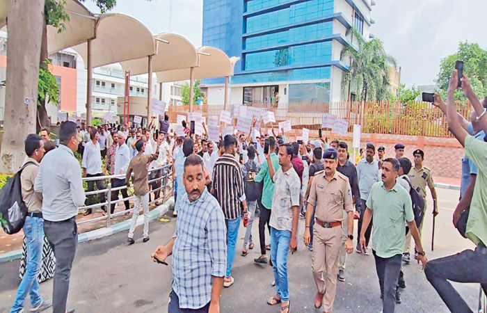 આણંદની અમૂલ ડેરીમાં ભ્રષ્ટાચાર મુદ્દે 3 જિલ્લાના પશુપાલકોનો હલ્લાબોલ
