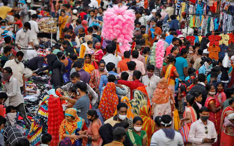 મંદીથી મુંઝાયેલા વેપારીઓનાં ચહેરા ખિલ્યા : બજારોમાં દિવાળીની રોનક જામી, ખરીદી માટે થતી પડાપડી
