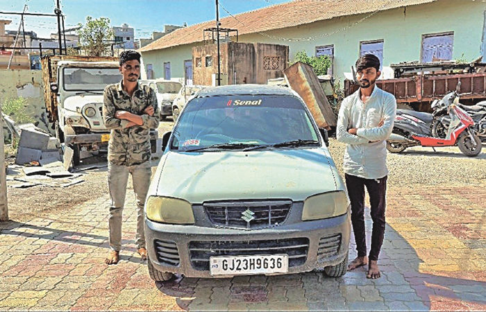 પ્રેસ લખેલા બોર્ડ વાળી એક કારમાંથી વિદેશી દારૂના જથ્થા સાથે 2 ઝડપાયા