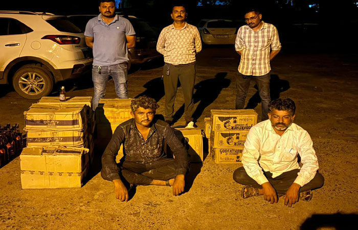 બાવળા હાઇવે પરથી રૃ.1.80 લાખનો દારૃ ભરેલી કાર ઝડપાઈ