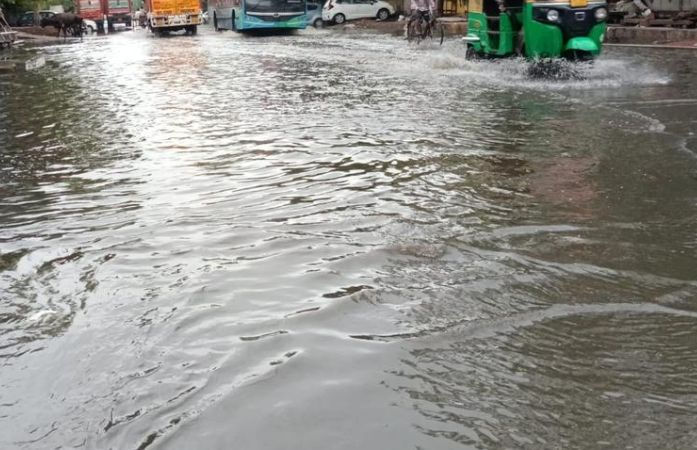 નવસારીમાં ભારે વરસાદને કારણે પૂર જેવી સ્થિતિ, શાળાઓમાં રજા જાહેર કરાઈ