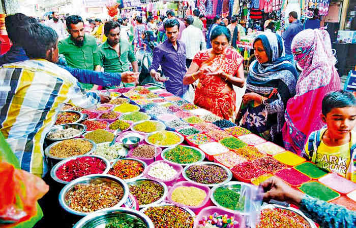 બજારોમાં અંતિમ ગૃહસજાવટની વસ્તુઓની ખરીદી માટે પડાપડી
