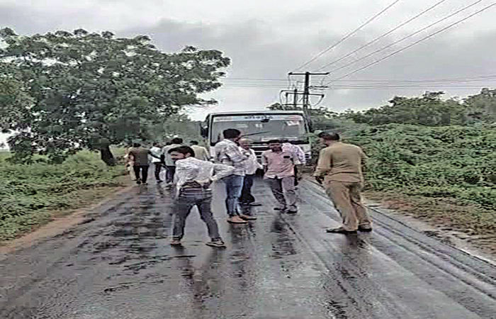 સિંગલ પટી રોડ પર અવારનવાર મોટા વાહનો સામસામે આવી જતા નાના વાહનને હાલાકી પડતા રોષ