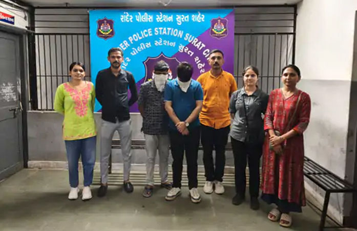 સુરતમાં હાઈપ્રોફાઈલ સેક્સ રેકેટનો પર્દાફાશ:હોટલમાંથી 4 યુવતીઓ મુક્ત કરાઇ, દલાલ-સંચાલકની ધરપકડ