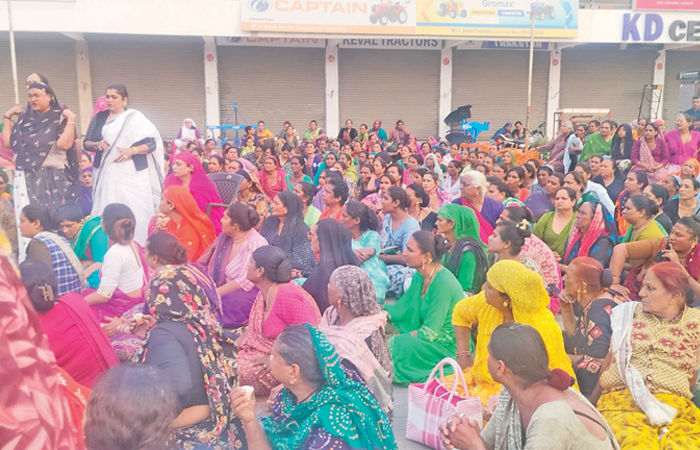 કપડવંજના અખાડા પર કબજો કરવા માટે આવેલા અમદાવાદના 250 કિન્નરોની રસ્તામાં જ અટકાયત