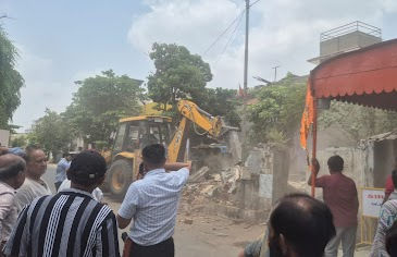 AMC Demolishes 22 Alleged Illegal Commercial Structures in Isanpur Drive