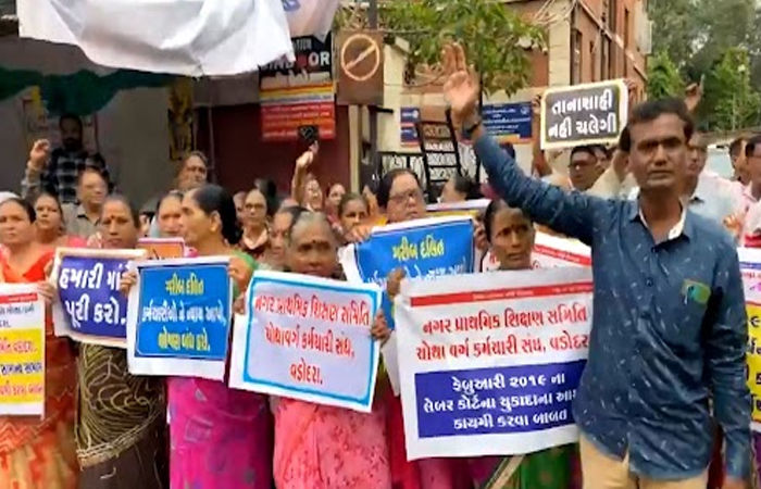 વડોદરા: શિક્ષણ સમિતિના ચોથા વર્ગના કર્મચારીઓનું આંદોલન ઉગ્ર બન્યું