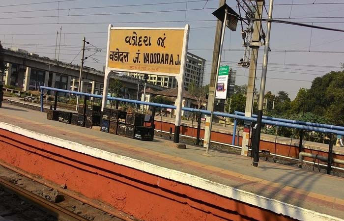 વડોદરા રેલ્વે સ્ટેશને પ્લેટફોર્મ પર ઊંઘતા મુસાફરોના મોબાઈલ ચોરીમાં બે ઝડપાયા