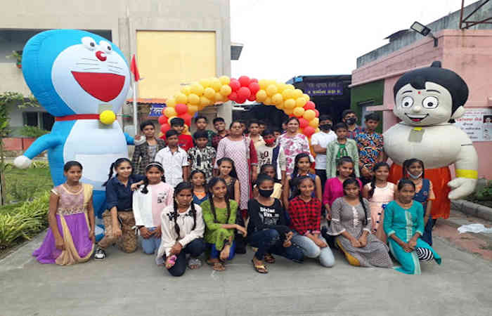 સુરત પાલિકાની શાળામાં ગ્રાન્ડ વેકલમ સાથે વિદ્યાર્થીને માસ્ક- સેનેટાઈઝર અપાયા