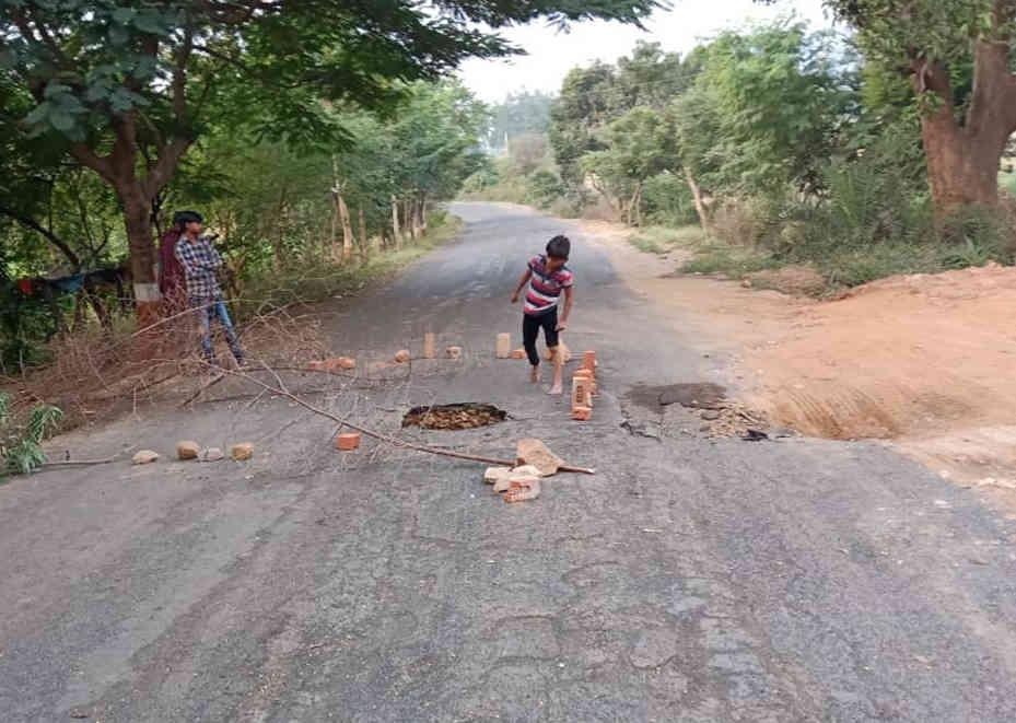 પીપેરો ચોકડી પાસે  ભૂવો પડતા અકસ્માતની દહેશત